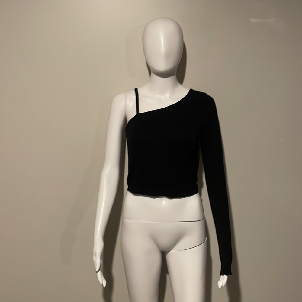 Over the shoulder one sleeve crop top